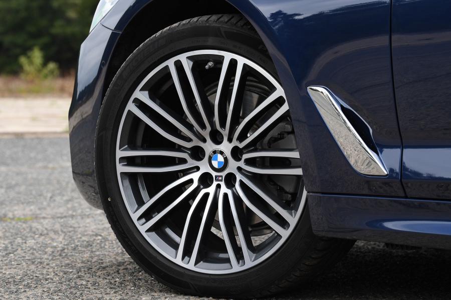 Колеса BMW 520i Sedan M Sport (G30) 2017 года  (UK) (фото 8 из 14)